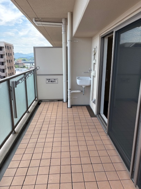 ＪＲ石山駅まで徒歩９分＆２沿線利用ＯＫ■ペット飼育可■眺望良好の３ＬＤＫ■メイツブラン大津石山のバルコニー|バルコニー