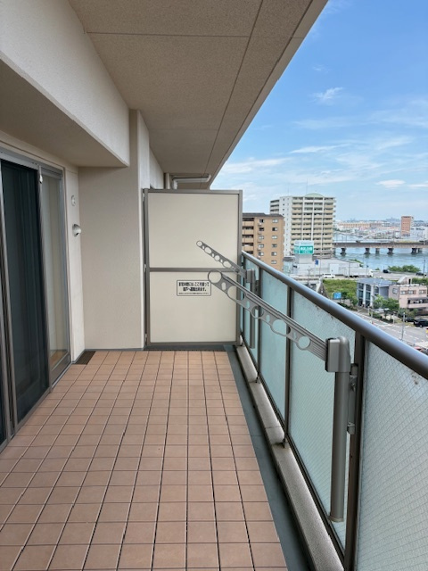 ＪＲ石山駅まで徒歩９分＆２沿線利用ＯＫ■ペット飼育可■眺望良好の３ＬＤＫ■メイツブラン大津石山のバルコニー|バルコニー