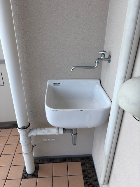 ＪＲ石山駅まで徒歩９分＆２沿線利用ＯＫ■ペット飼育可■眺望良好の３ＬＤＫ■メイツブラン大津石山のバルコニー|スロップシンク