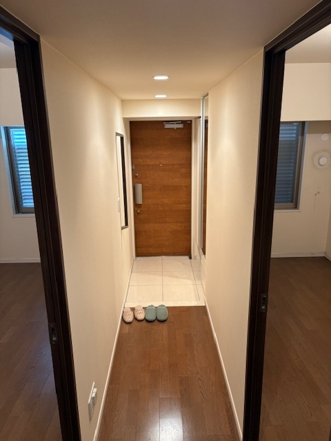 ＪＲ石山駅まで徒歩９分＆２沿線利用ＯＫ■ペット飼育可■眺望良好の３ＬＤＫ■メイツブラン大津石山の玄関|玄関