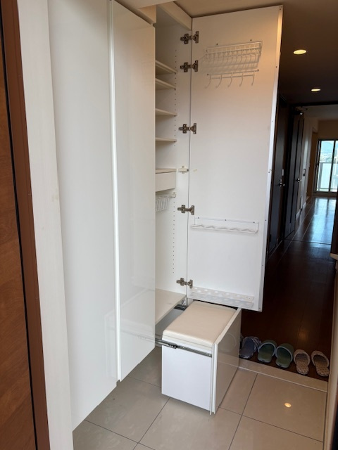 ＪＲ石山駅まで徒歩９分＆２沿線利用ＯＫ■ペット飼育可■眺望良好の３ＬＤＫ■メイツブラン大津石山の玄関|シューズボックス