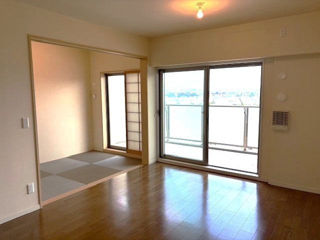 ＪＲ石山駅まで徒歩９分＆２沿線利用ＯＫ■ペット飼育可■眺望良好の３ＬＤＫ■メイツブラン大津石山の居間・リビング|リビング