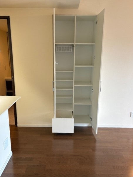 ＪＲ石山駅まで徒歩９分＆２沿線利用ＯＫ■ペット飼育可■眺望良好の３ＬＤＫ■メイツブラン大津石山の居間・リビング|リビング収納