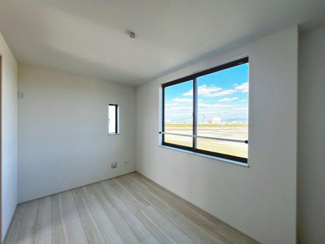 【洋室】 | 池尻北１丁目　新築分譲住宅　全２区画 | ２面採光のお部屋もございます♪明るく風通しの良い快適な室内に気分も自然と明るくなりますね！家族の笑顔も増えそうです♪