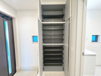 【玄関】 | 池尻北１丁目　新築分譲住宅　全２区画 | 玄関にシューズボックスありますよ！玄関周りもスッキリ片付きますね♪