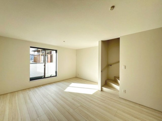 【居間・リビング】 | 池尻北１丁目　新築分譲住宅　全２区画 | 【全棟ＬＤＫ約１５帖以上】大きな窓のあるリビングは、陽光あふれる明るい空間です♪居心地良く、ご家族皆がゆったり寛げる憩いの空間となりそうです♪