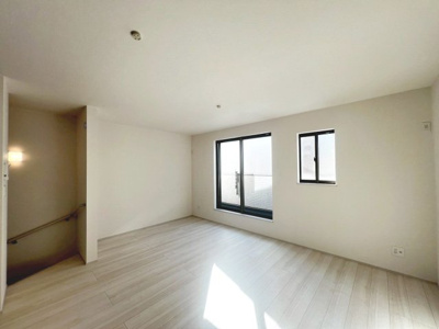 【居間・リビング】 | 池尻北１丁目　新築分譲住宅　全２区画 | 【全棟ＬＤＫ約１５帖以上】大きな窓のあるリビングは、陽光あふれる明るい空間です♪居心地良く、ご家族皆がゆったり寛げる憩いの空間となりそうです♪