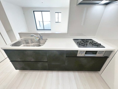 【キッチン】 | 池尻北１丁目　新築分譲住宅　全２区画 | 【３口コンロのシステムキッチンです】対面式を採用したキッチンですので、リビングで寛ぐご家族をいつも感じられます！会話を楽しみながら家事ができますね♪