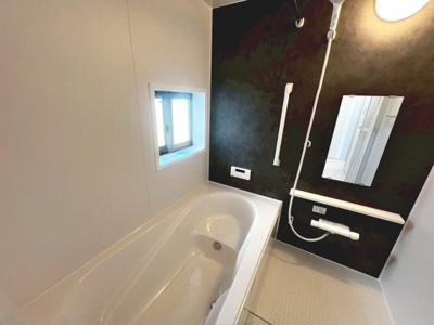 【浴室】 | 池尻北１丁目　新築分譲住宅　全２区画 | 一坪以上の浴室でのびのび一日の疲れを癒して下さいね！浴室に窓が付いているので、換気ができて湿気やカビ防止になりますよ♪