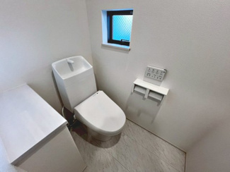 【トイレ】 | 池尻北１丁目　新築分譲住宅　全２区画 | トイレ１階と２階の２ヶ所あります！忙しい朝や家族の多いご家庭も安心ですね♪