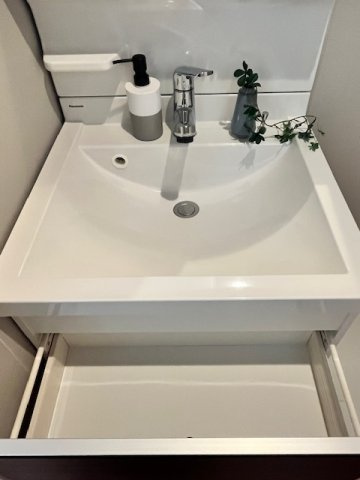 大石北町新築戸建の洗面所|取り出しやすいスライド収納です