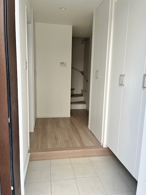 大石北町新築戸建の玄関|天井までの大容量シューズボックスです。