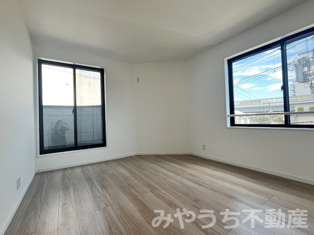 大石北町新築戸建の洋室|3階洋室7.2帖です。2面採光で明るいです。