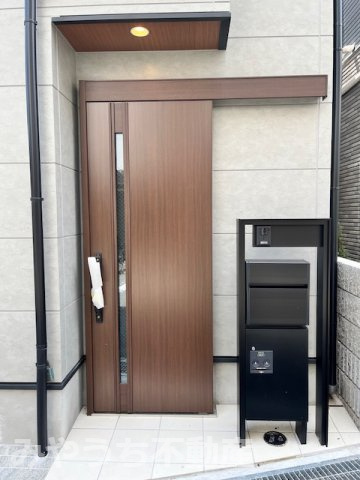 大石北町新築戸建のエントランス|宅配ボックス付きで不在時も受取可能です。