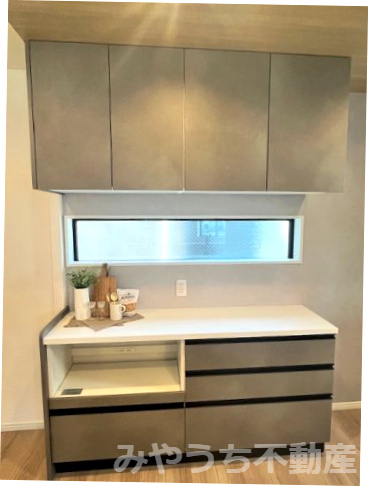 大石北町新築戸建のキッチン|カップボード付で家電収納に最適！