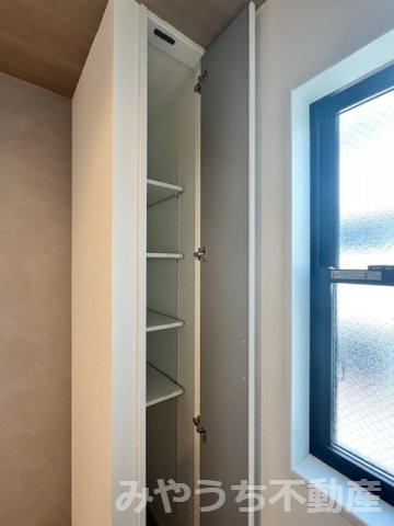 大石北町新築戸建の収納|キッチン奥（冷蔵庫スペース横）のスパイスなどの収納に便利な棚です。