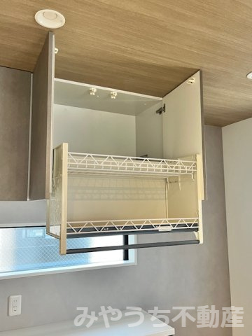 大石北町新築戸建の収納|カップボード上部に昇降棚があり、出し入れスムーズにできます！