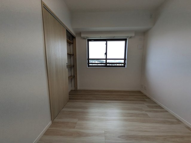 小机って何がある？な、４LDK【ファミールガーデン横浜・小机参番館】の洋室|落ち着いた色調の洋室です