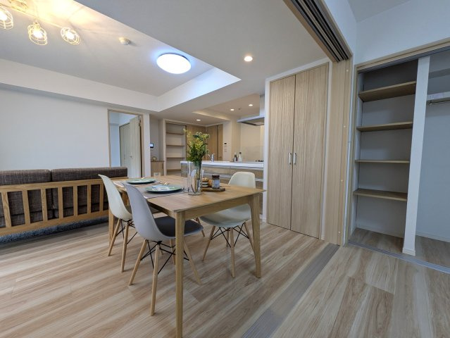 小机って何がある？な、４LDK【ファミールガーデン横浜・小机参番館】の居間・リビング|リビングです