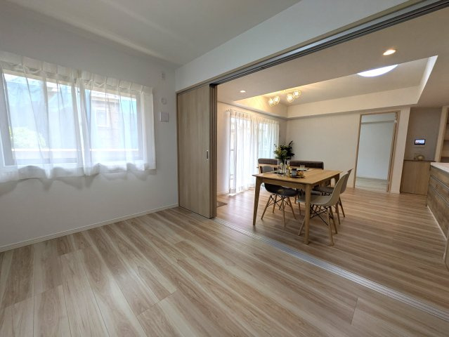 小机って何がある？な、４LDK【ファミールガーデン横浜・小机参番館】の居間・リビング|使いやすいリビングです