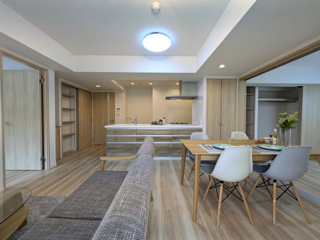 小机って何がある？な、４LDK【ファミールガーデン横浜・小机参番館】の居間・リビング|使いやすいリビングです