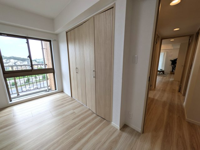 小机って何がある？な、４LDK【ファミールガーデン横浜・小机参番館】の洋室|スタンダードな洋室です