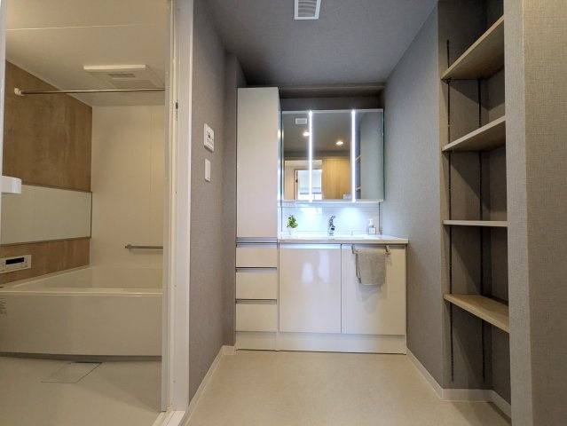 小机って何がある？な、４LDK【ファミールガーデン横浜・小机参番館】の独立洗面台|独立洗面台あり、毎朝おしゃれに忙しい女性の方におすすめです