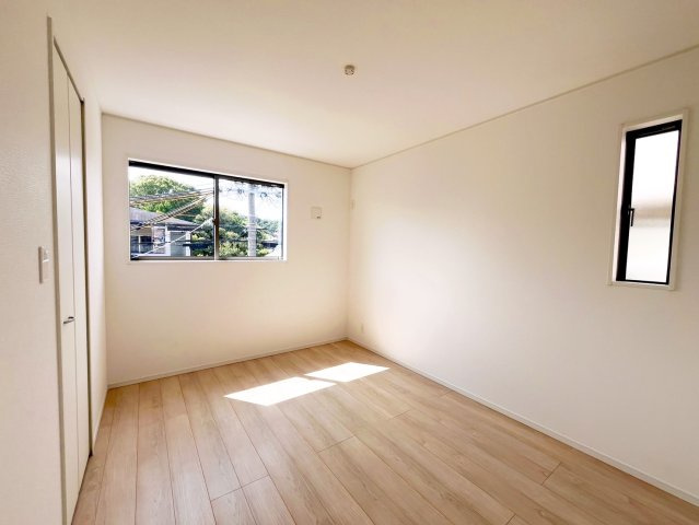 クレイドルガーデン和歌山市和歌川　第1　1号棟の洋室|収納付きの洋室
２面採光で風通しも良し