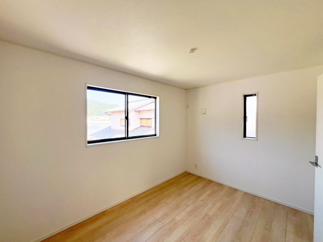 クレイドルガーデン和歌山市和歌川　第1　1号棟の洋室|収納付きの洋室
２面採光で風通しも良し