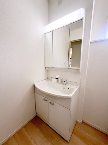 クレイドルガーデン和歌山市和歌川　第1　2号棟の独立洗面台|脱衣・洗面スペース
洗面化粧台は3面鏡となっております