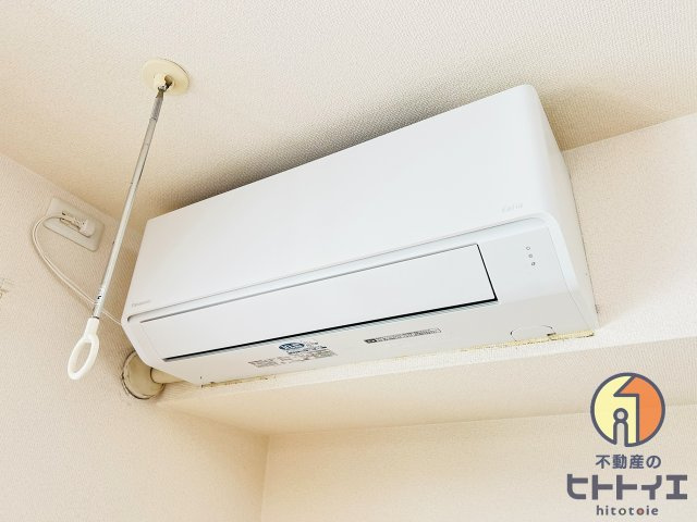 アークヴィラの設備|リビングのエアコンです