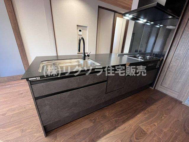 点野3丁目　新築一戸建てのキッチン|タッチレス水栓付き
■物件内覧・資金計画相談・住宅ローン相談、リフォーム相談、お問合せ受付中■
※当日・翌日のご内覧、ご相談はお電話でのお問合せがスムーズです！