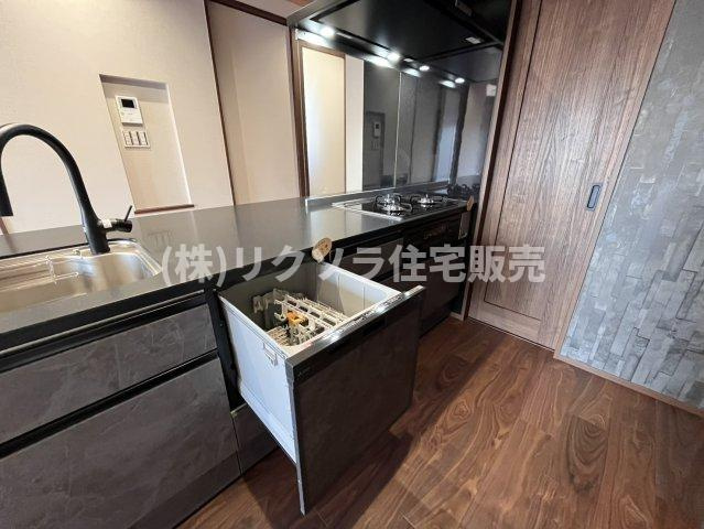 点野3丁目　新築一戸建てのキッチン|ビルトイン三口コンロ・食器洗い乾燥機付き
■物件内覧・資金計画相談・住宅ローン相談、リフォーム相談、お問合せ受付中■
※当日・翌日のご内覧、ご相談はお電話でのお問合せがスムーズです！