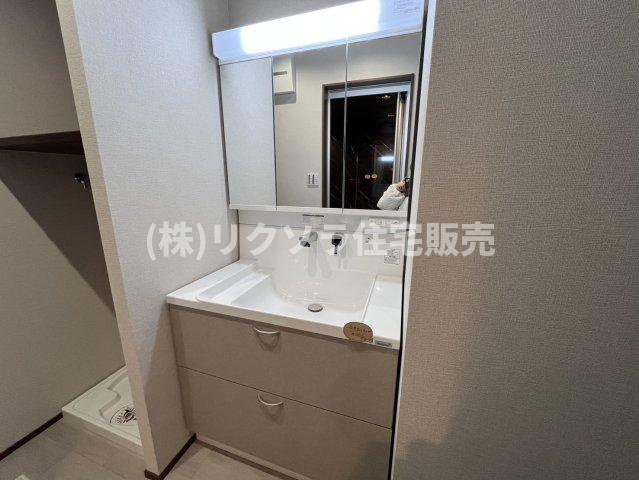 点野3丁目　新築一戸建ての独立洗面台|三面鏡付き独立洗面台
■物件内覧・資金計画相談・住宅ローン相談、リフォーム相談、お問合せ受付中■
※当日・翌日のご内覧、ご相談はお電話でのお問合せがスムーズです！