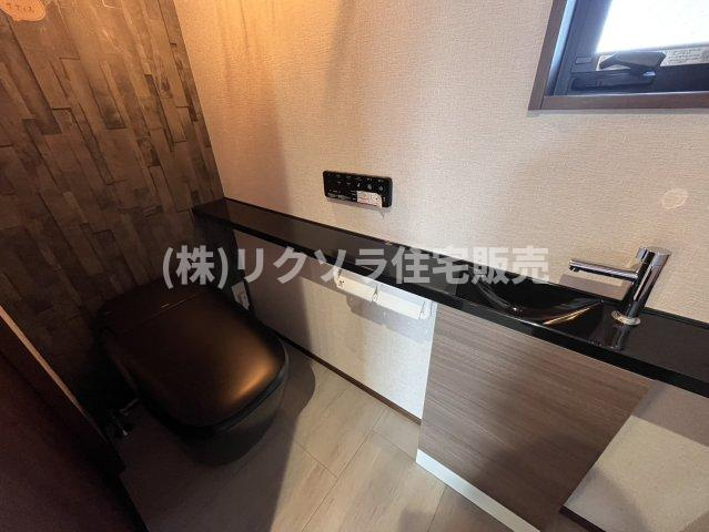 点野3丁目　新築一戸建てのトイレ|タンクレス式　温水洗浄便座付き
■物件内覧・資金計画相談・住宅ローン相談、リフォーム相談、お問合せ受付中■
※当日・翌日のご内覧、ご相談はお電話でのお問合せがスムーズです！