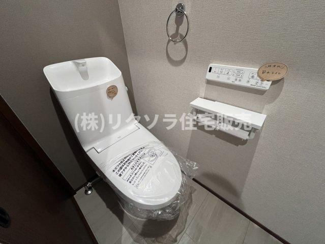 点野3丁目　新築一戸建ての設備|1階トイレ　温水洗浄便座付き
■物件内覧・資金計画相談・住宅ローン相談、リフォーム相談、お問合せ受付中■
※当日・翌日のご内覧、ご相談はお電話でのお問合せがスムーズです！
