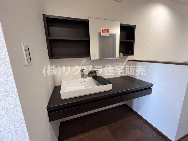 点野3丁目　新築一戸建ての内装|3階廊下　化粧洗面台　1250サイズ
■物件内覧・資金計画相談・住宅ローン相談、リフォーム相談、お問合せ受付中■
※当日・翌日のご内覧、ご相談はお電話でのお問合せがスムーズです！