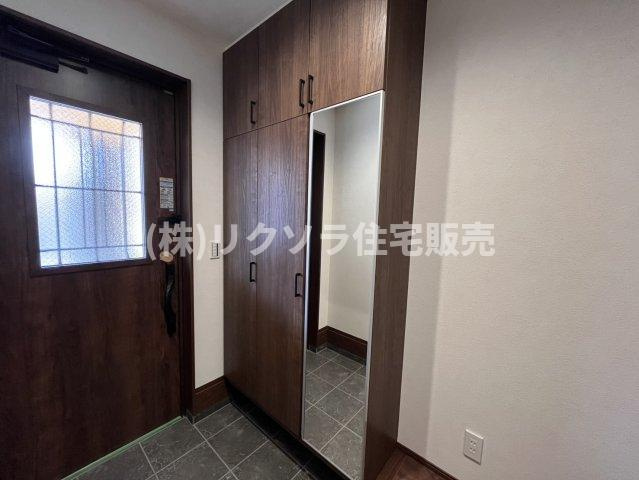 点野3丁目　新築一戸建ての収納|姿見付きシューズボックス
■物件内覧・資金計画相談・住宅ローン相談、リフォーム相談、お問合せ受付中■
※当日・翌日のご内覧、ご相談はお電話でのお問合せがスムーズです！
