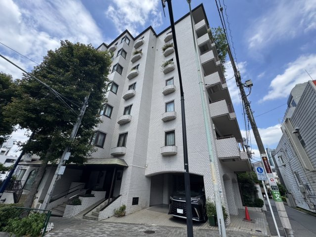 クラウン青山の外観