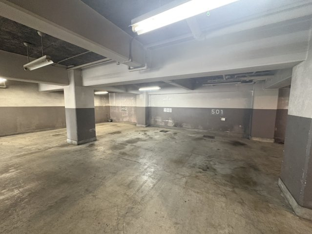 クラウン青山の駐車場