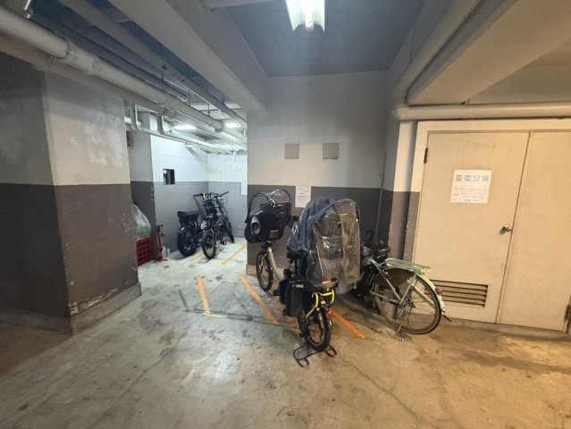 クラウン青山の駐輪場