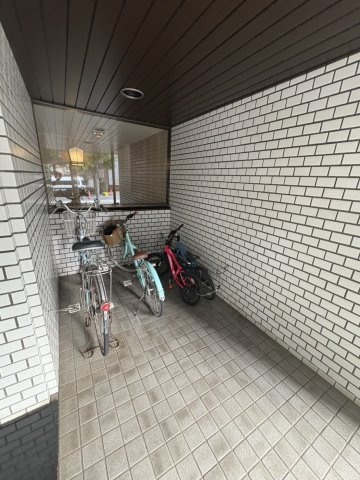 クラウン青山の駐輪場