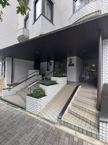 クラウン青山のエントランス
