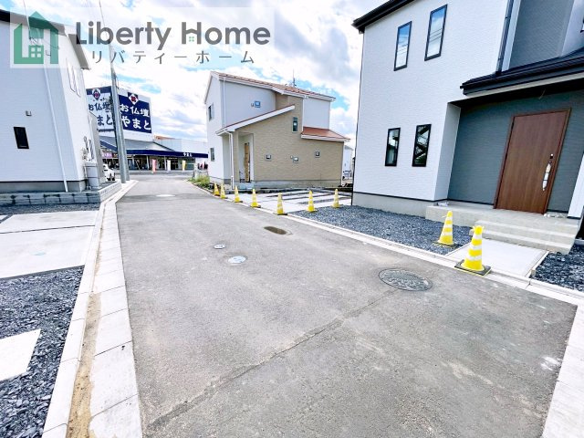 那珂市杉23-P2　4号棟　新築戸建の前面道路含む現地写真