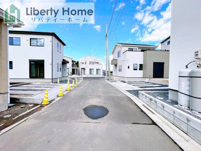 那珂市杉23-P2　4号棟　新築戸建の前面道路含む現地写真