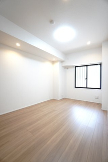 【洋室】 | 【ハイブランドリノベ】パークハウス竜王公園フォレストコート | 【洋室約5.5帖】
心と体をゆったりと安らげる主寝室。
寝室のゆとりが大きい分だけ、
暮らしの安らぎは深まります。
一日の疲れを癒すだけでなく、
ご夫婦の親密な語らいを紡ぎ出します。