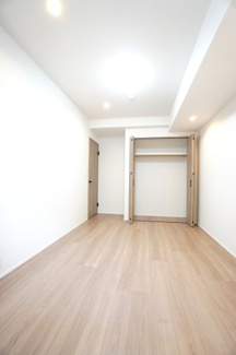 【洋室】 | 【ハイブランドリノベ】パークハウス竜王公園フォレストコート | 【洋室約5.5帖】
どんな家具や敷物でも部屋に馴染みやすく、
コーディネートがし易そうですね。
配置も柔軟に対応できるので身の回りの整理もし易い！
自分好みの空間に出来そうですね！