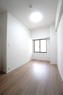 【洋室】 | 【ハイブランドリノベ】パークハウス竜王公園フォレストコート | 【洋室約5.0帖】
居室にはクローゼットを完備。
自由度の高い家具の配置が叶うシンプルな空間です。
お子様の成長と人数と共に必要になる
子供部屋にもぴったりの間取りですね。