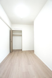 【洋室】 | 【ハイブランドリノベ】パークハウス竜王公園フォレストコート | 【洋室約5.0帖】
こども部屋をコーディネート！このぐらいの広さがあれば、 
お子さんの好きな色やモチーフを使ったコーディネートで、
勉強もお片付けも全部楽しいお気に入りの空間にしていけそうですね！