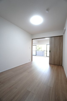 【洋室】 | 【ハイブランドリノベ】パークハウス竜王公園フォレストコート | 【洋室約5.0帖】
在宅勤務・リモートワークの書斎や、
趣味やくつろぎのスペースとしても。
家族と一緒に楽しい時間を過ごす中にも、
一人でくつろげる時間と場所は特に良いですね。